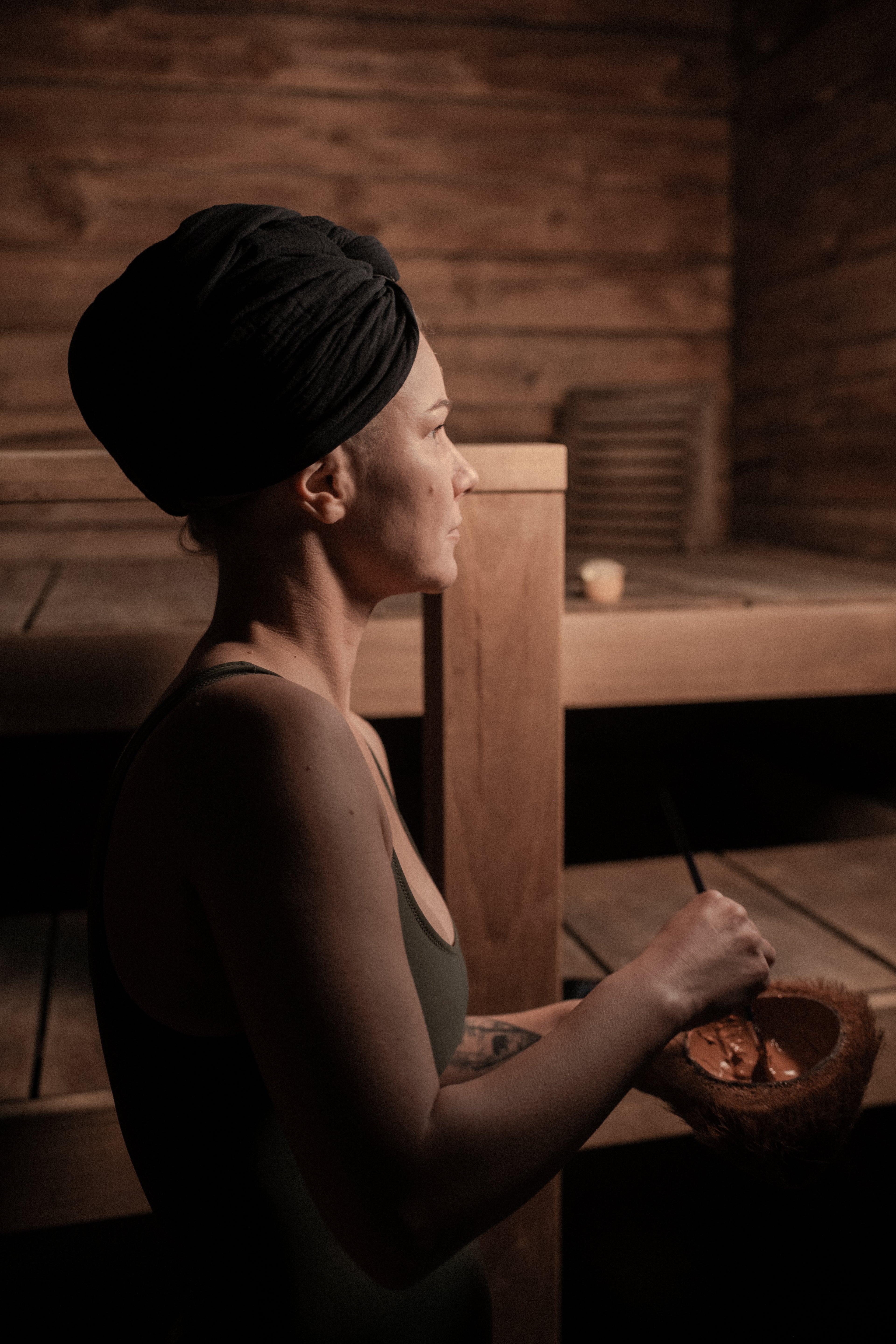 Kiuassuolan pyyheturbaani suojaa hiukset kasvohoidon aikana.